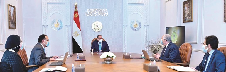 جانب من اجتماع الرئيس عبدالفتاح السيسي امس مع د.مصطفى مدبولي رئيس مجلس الوزراء والسيد القصير وزير الزراعة واستصلاح الأراضي ونيفين جامع وزيرة التجارة والصناعة