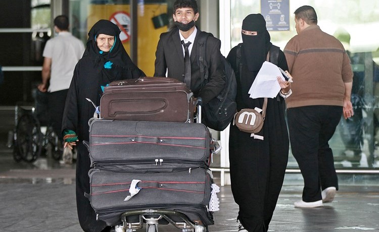 يمنيون في مطار الملكة عالية بالأردن قادمون من مطار صنعاء أمس (ا.ف.پ)