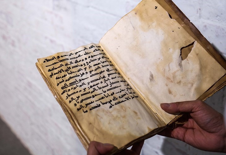 جانب من الخط الكوفي المكتوب على دفاتر مصنوعة من الورق المعاد تدويره