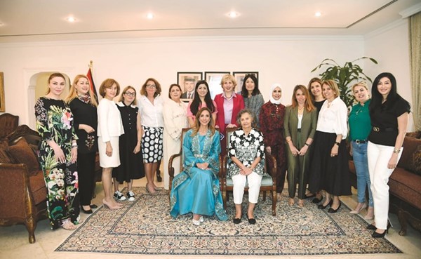 منار كريشان حرم سفير الأردن متوسطة الحضور والمشاركات في الندوة