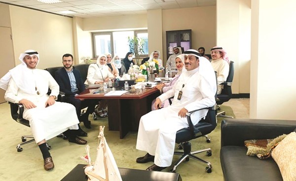 عبدالعزيز المطيري خلال الاجتماع مع ممثلي البلدية
