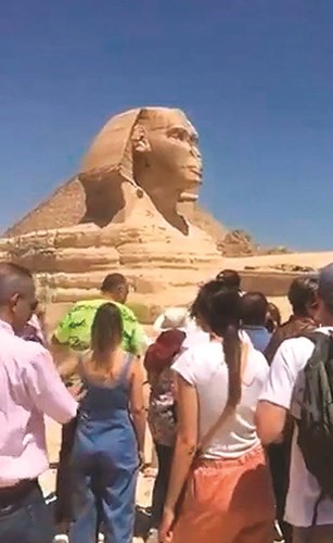 سياح أجانب خلال زيارتهم تمثال أبوالهول بالجيزة أمس