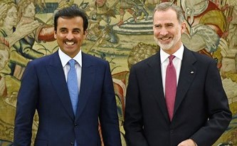 ملك إسبانيا فيليبي السادس مستقبلا أمير قطر الشيخ تميم بن حمد في مدريد 	(أ.ف.پ)