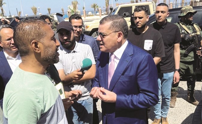 رئيس حكومة الوحدة الوطنية الليبية عبدالحميد الدبيبة خلال زيارته لمواقع الاشتباكات في طرابلس (رويترز)