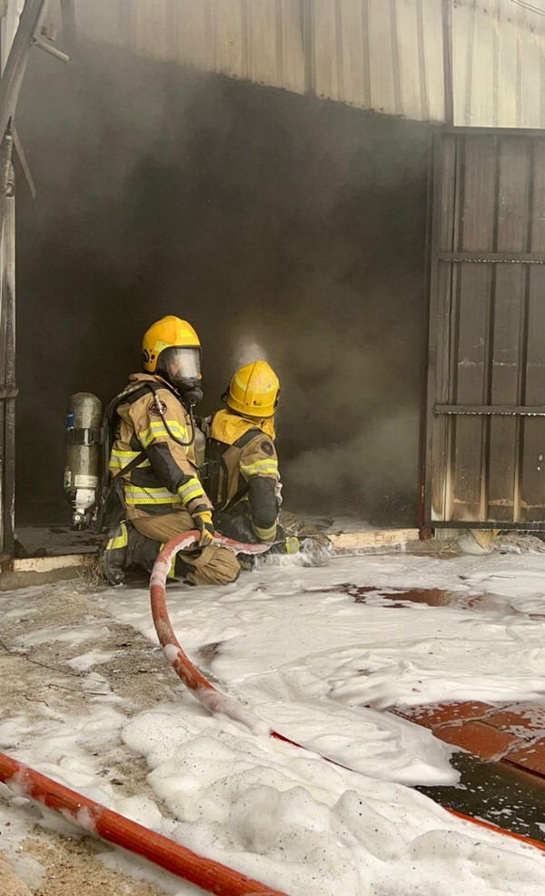 إخماد حريق مخزن في جاخور بمنطقة الهجن