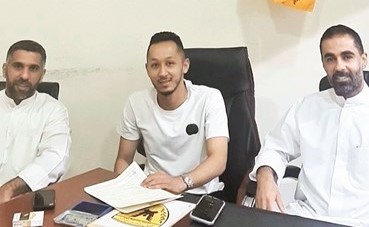 مشاري العازمي خلال توقيع عقد انضمامه للقادسية