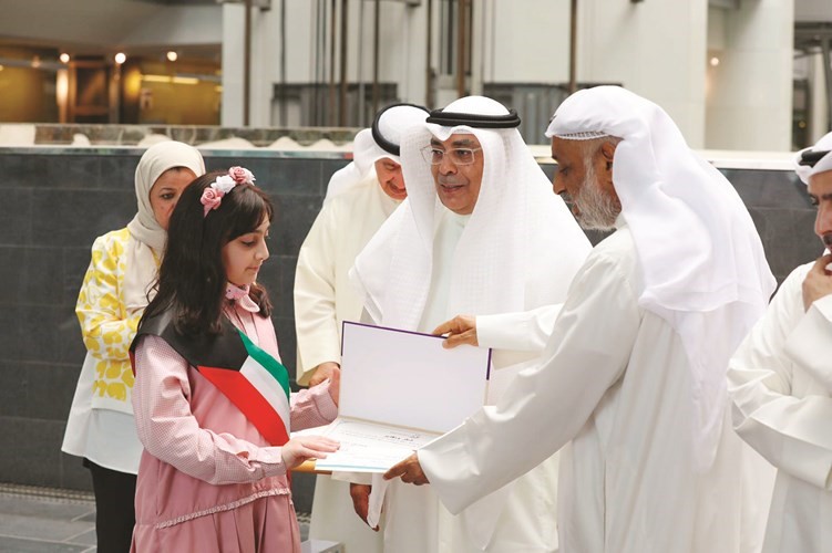 تكريم الطلبة الفائزين بمسابقة الخط العربي