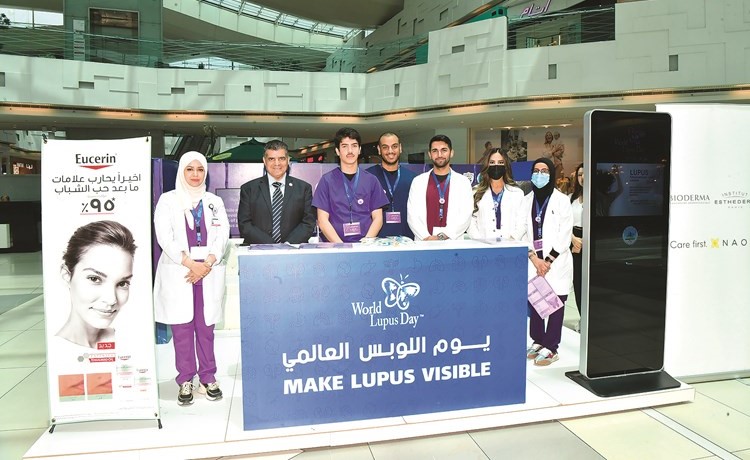 د.محمد العتيبي مع مجموعة من الأطباء في جناح رابطة أطباء الجلد في الأڤنيوز للتوعية بهذا المرض