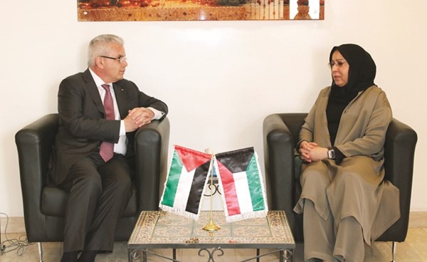 الشيخة فادية السعد خلال تقديم التعازي للسفير الفلسطيني