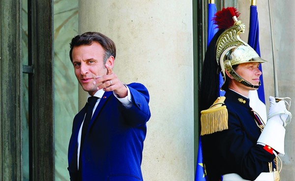 الرئيس الفرنسي إيمانويل ماكرون مشيراً بيده عقب اجتماع مع نظيره المولدوفي في قصر الإليزيه في 19 مايو الجاري (ا.ف.پ)