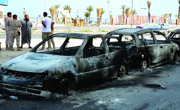 سيارات مدمرة جراء قتال بين جنود موالين لرئيس حكومة الوحدة الوطنية الليبية عبدالحميد الدبيبة والقوات المنافسة في طرابلس (رويترز)