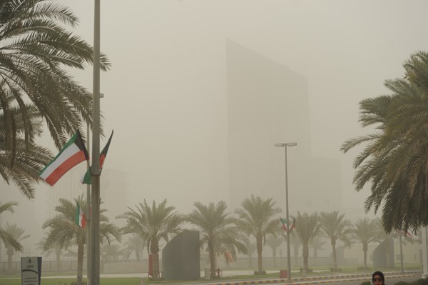 "الداخلية" تحذر المواطنين والمقيمين بسبب موجة الغبار وسوء الأحوال الجوية