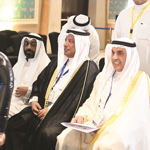د.عبدالله الطريجي وسلمان الحليلة ود.عبيد الوسمي خلال افتتاح المؤتمر