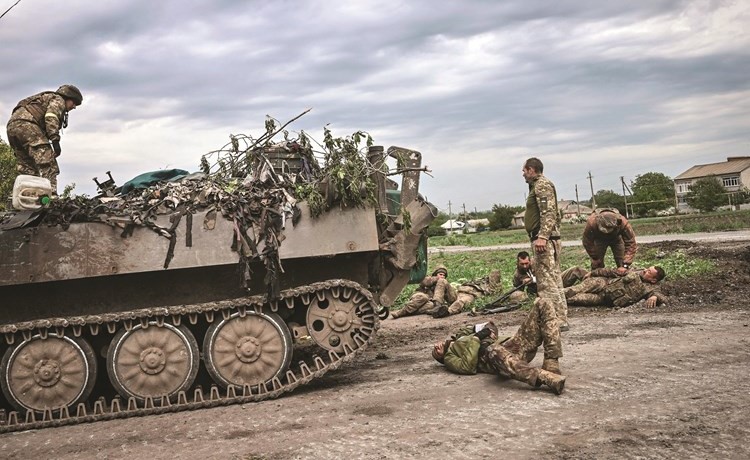 عسكريون أوكرانيون يأخدون قسطا من الراحة قرب جبهة القتال في دونباس أمس	(ا.ف.پ)