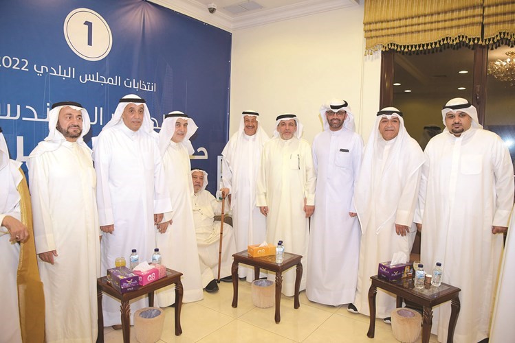 د.فاضل صفر وم.حسام الرومي وأحمد لاري وصلاح العسعوسي وعدد من المهنئين