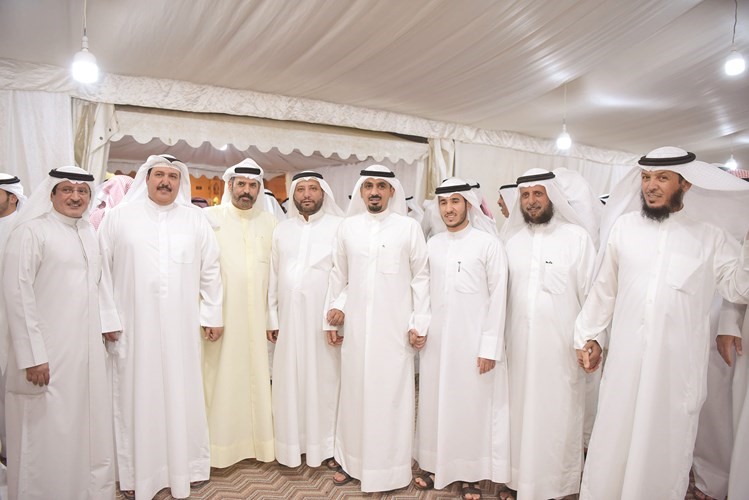 ناصر الجدعان متوسطا مؤيديه خلال الحفل
