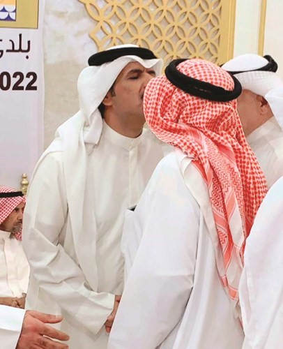قبلة على جبين أحد المهنئين