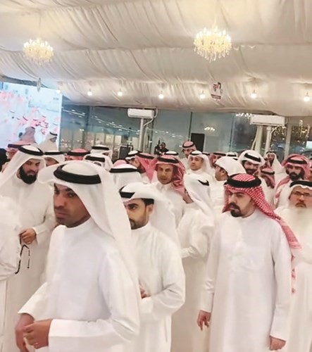 جانب من المهنئين