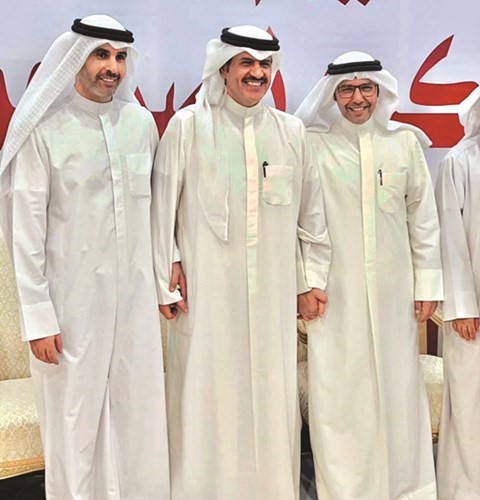 ناصر الكفيف متوسطا اثنين من المهنئين