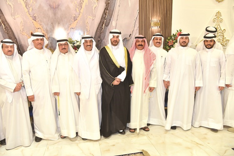 عبدالله العنزي متوسطا مؤيديه ومحبيه