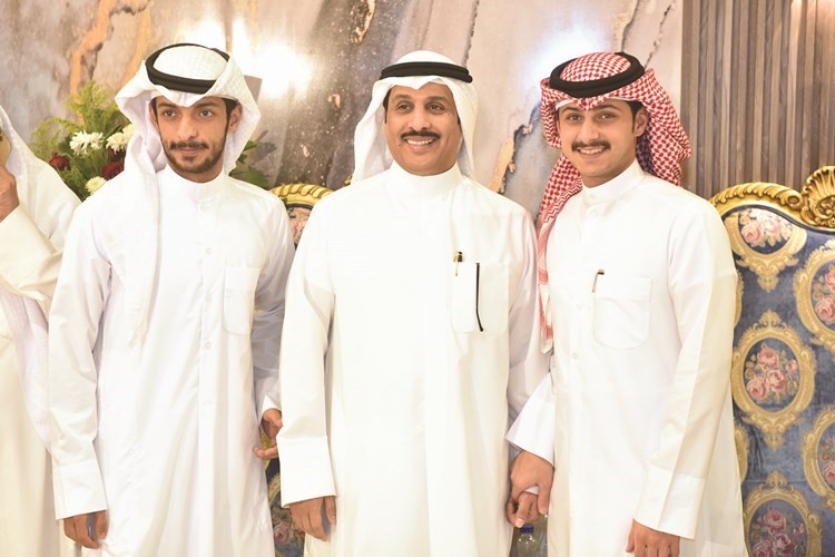 العنزي يتلقى التبريكات