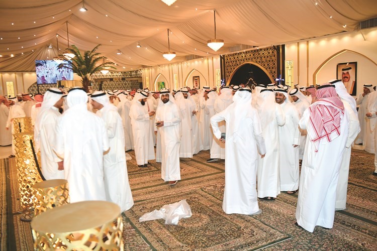 جموع من المهنئين في مقر المطيري