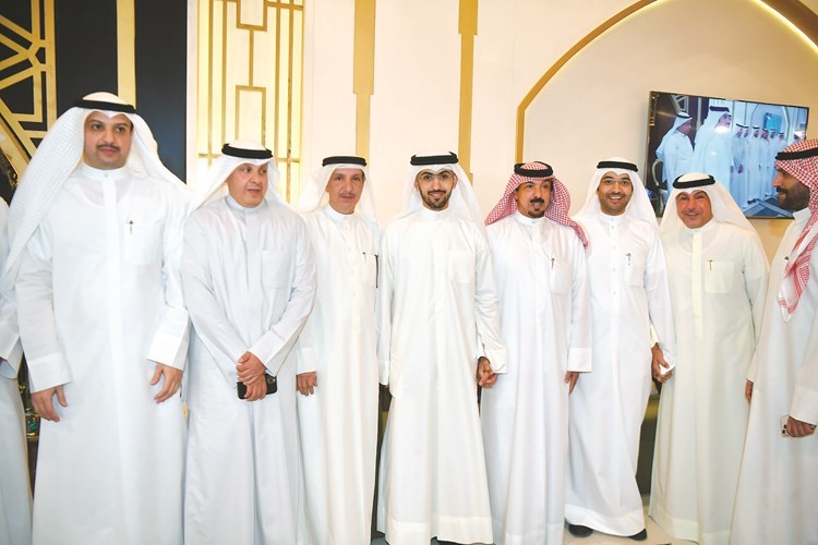 خالد المطيري متوسطا محبيه خلال الحفل