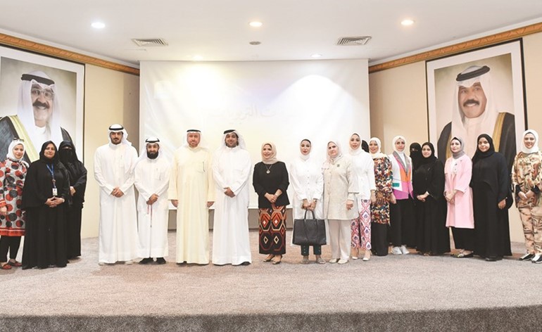 د.خالد الشعيب وحمد الهولي وعدد من المشاركين في ملتقى معلمات المستقبل	 (متين غوزال)