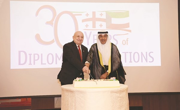 حمد المشعان وسفير جورجيا كونستانتين جغينطي يقطعان كيكة الاحتفال (قاسم باشا)