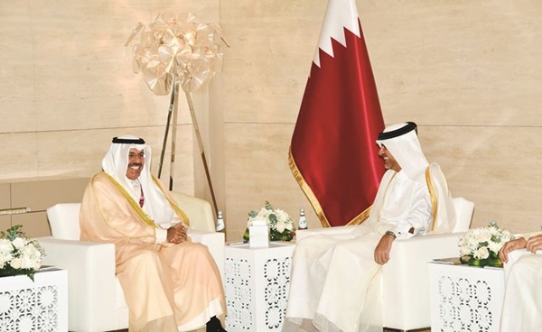 الشيخ أحمد النواف خلال اللقاء مع رئيس مجلس الوزراء ووزير الداخلية في قطر الشيخ خالد بن خليفة
