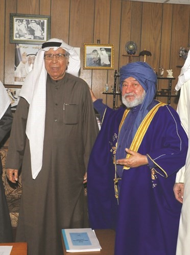 ابراهيم الشطي (رحمه الله) مع شخصية المبطط الكبدي التي ابتكرها
