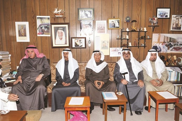 د. يعقوب الغنيم وإبراهيم الشطي (رحمه الله) وجمعة ياسين وبعض الحضور			(قاسم باشا)