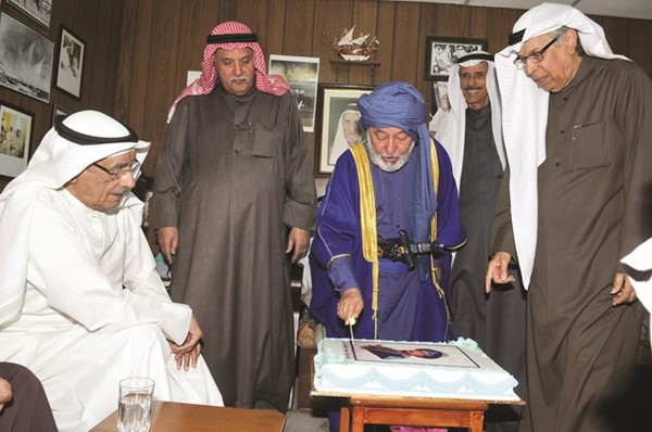 قطع كيكة الاحتفال بالمبطط الكبدي في ديوانية الغنيم بالمنصورية