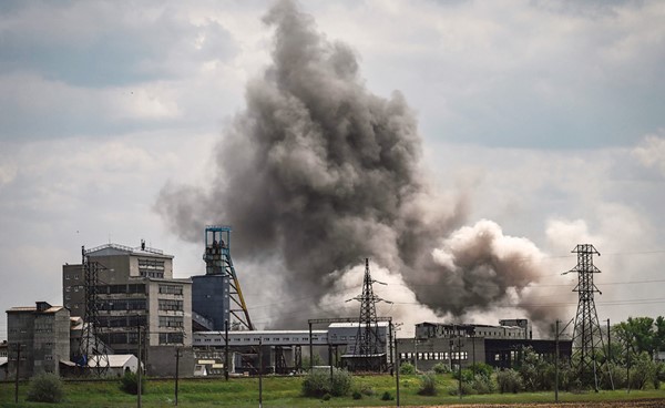 تصاعد الدخان بعد هجوم على مصنع في سوليدار شرق أوكرانيا (أ.ف.پ)