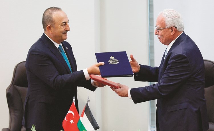 وزير الخارجية التركي تشاووش أوغلو ونظيره الفلسطيني رياض المالكي يتبادلان اتفاقيات التعاون	(رويترز)