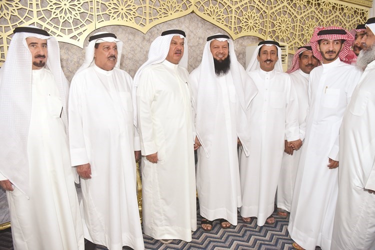 د. أحمد بن مطيع وعدد من الحضور