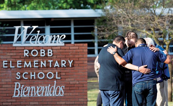  أميركيون يعبرون عن حزنهم في مدرسة روب الابتدائية حيث قتل 19 تلميذا	 		    (رويترز)