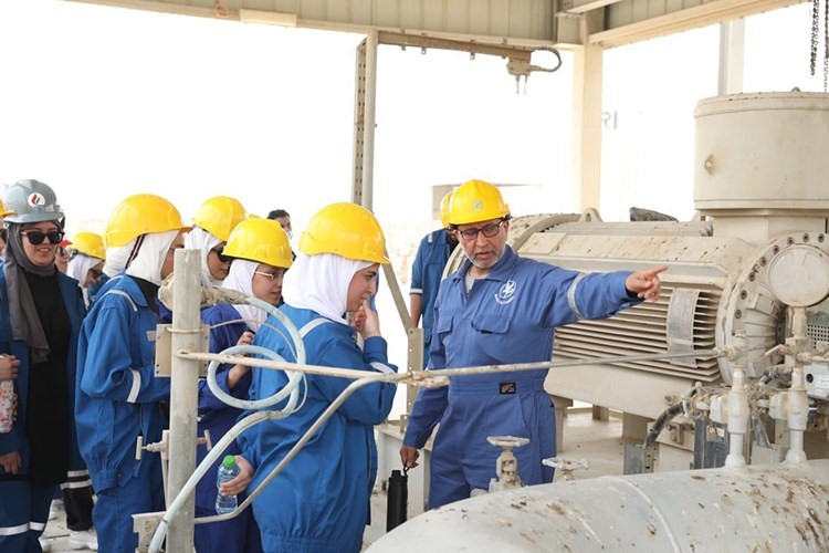 وفد من طلبة قسم هندسة البترول قام بزيارة ميدانية إلى مركز تجميع النفط ومحطة تعزيز الغاز في شركة نفط الكويت