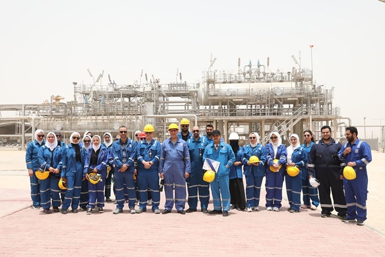 وفد من طلبة قسم هندسة البترول قام بزيارة ميدانية إلى مركز تجميع النفط ومحطة تعزيز الغاز في شركة نفط الكويت