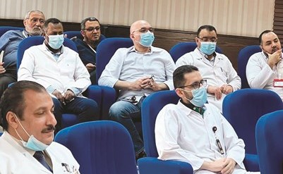 جانب من الطواقم الطبية في مستشفى الأمراض السارية خلال الاجتماع
