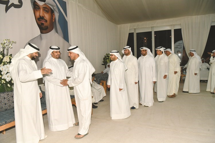 العبدالجادر مستقبلا المهنئين خلال الحفل