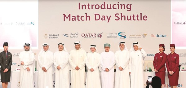 أكبر الباكر وم.معن رزوقي في لقطة جماعية مع ممثلي شركات الطيران الخليجية في الدوحة أمس