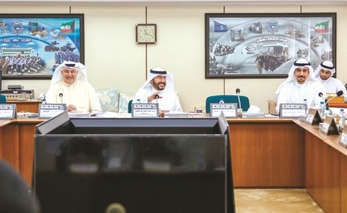 د.علي القطان وسعدون حمادوخليل الصالح خلال اجتماع سابق للجنة الشؤون الداخلية والدفاع
