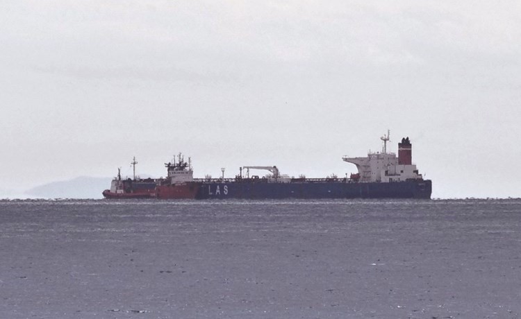السفينة بيغاس التي ترفع علم إيران قرب ساحل جزيرة إيفيا اليونانية	(رويترز)