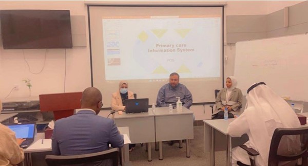وفد «الصحة العالمية» يستمع لشرح عن الخدمات الصحية في مركز علي ثنيان الغانم