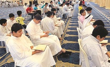 آلاف الطلبة أدوا اختبارات «القرآن» حضورياً بالمسجد الكبير