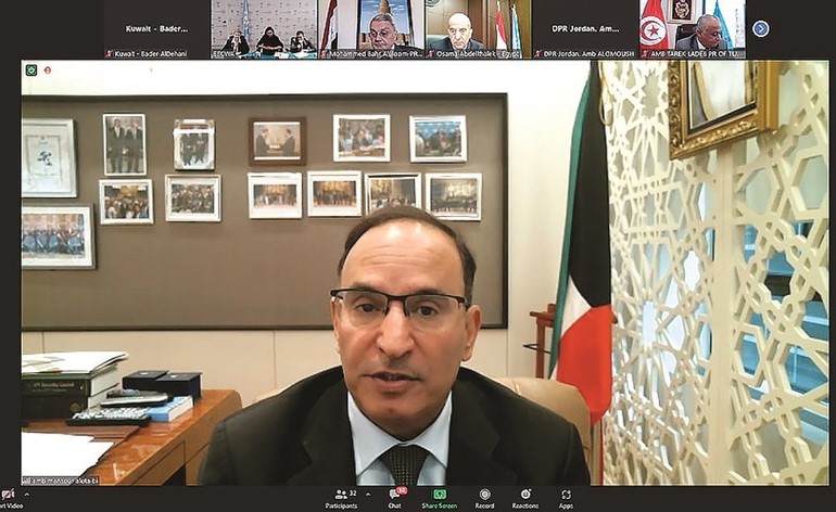 السفير منصور العتيبي خلال مشاركته في الاجتماع