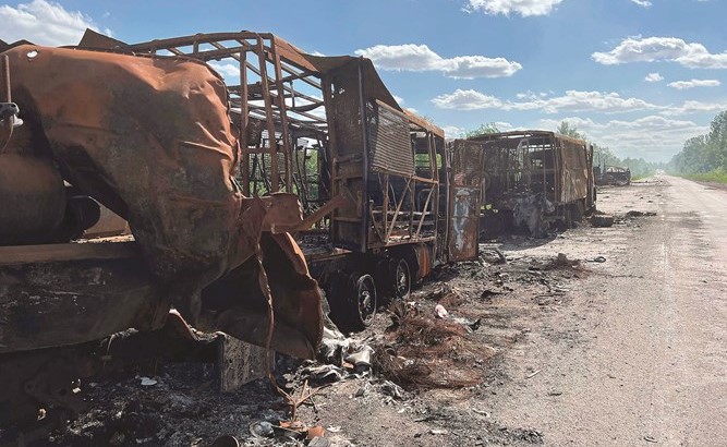 آليات روسية مدمرة قرب مدينة خاركيف	(أ.ف.پ)