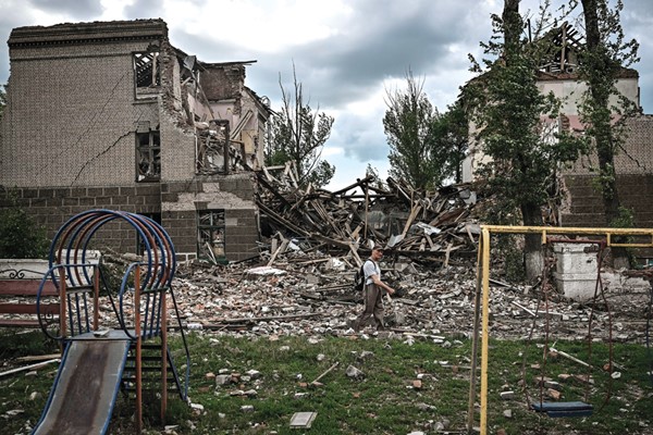 مدرسة مدمرة نتيجة القصف الروسي في باخموت بإقليم دونباس شرق أوكرنيا (أ.ف.پ)