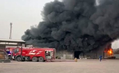 السيطرة على حريق مخزنين لاتحاد المزارعين في العبدلي